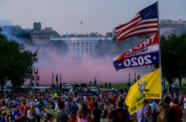 코로나19가 확산되고 있는 가운데 미국 백악관 인근에서 4일(현지시간) 열린 독립기념일 행사에 사람들이 운집해 있다.
