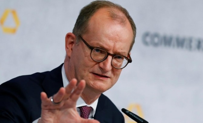 독일 코메르츠방크의 슈미트만 감사위원장과 마틴 질케 CEO(사진)가 은행의 전략 전환을 요구하는 대주주의 움직임에 밀려 물러났다. 사진=로이터