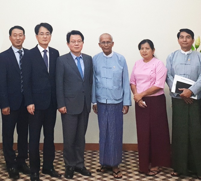 2019년 2월 김광수 농협금융지주 회장(왼쪽 세 번째)과 손병환 농협은행은행장(당시 금융지주 글로벌부문장, 왼쪽 두 번째)이 미얀마 중앙은행을 방문해 미얀마 중앙은행(왼쪽 네번째)과 기념촬영을 하고 있다. 사진=농협은행