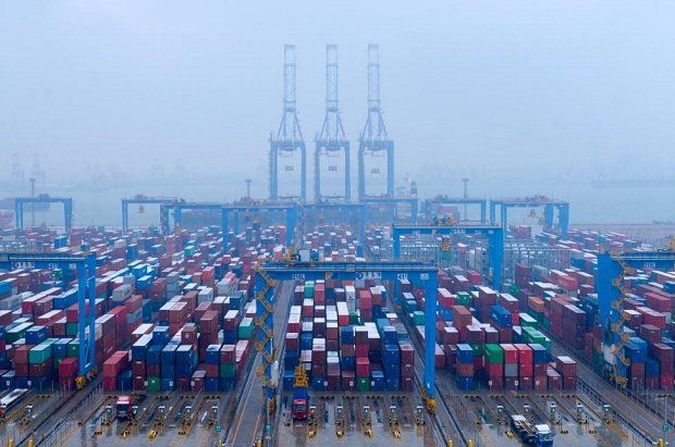 해외로 수출을 기다리는 컨테이너로 가득한 중국 산둥성 청도항 모습. 사진=로이터