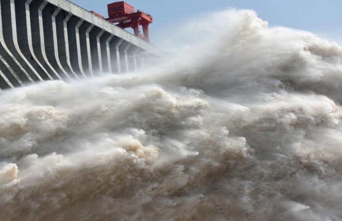 중국 창장 강 중류에 있는 산샤댐이 대량의 빗물 압력으로 인해 붕괴가 우려되고 있다. 사진=로이터