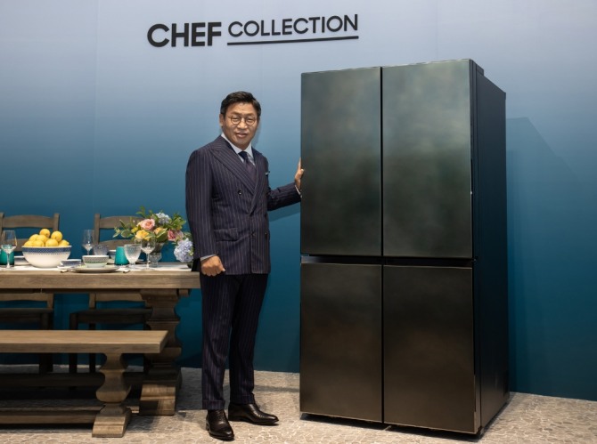 이재승 삼성전자 생활가전사업부장이 지난 2일 서울 성수동에 마련된 체험존에서 '뉴 셰프컬렉션' 냉장고를 소개하고 있다. 사진=삼성전자 제공
