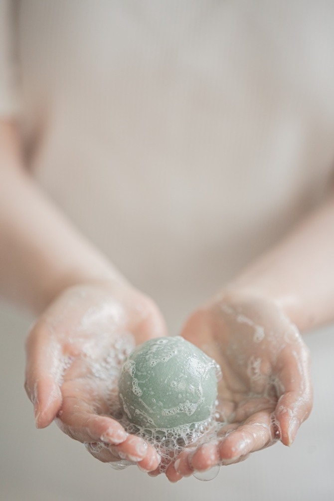 비건뷰티 브랜드 ‘에리제론(erigeron)’은 6일 자사의 대표 제품 ‘에리제론 올인원 샴푸볼’의 오프라인 판매를 시작했다고 밝혔다. 사진=에리제론