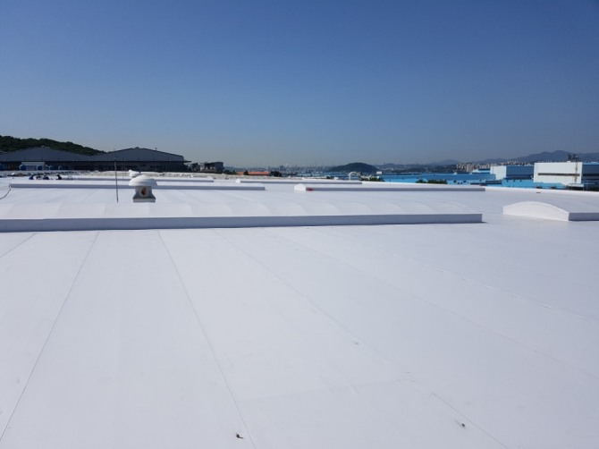 대형 물류센터 지붕에 현대L&C TPO 방수시트가 시공완료된 모습. 사진=현대L&C 