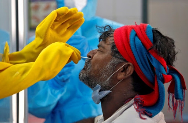 인도 첸나이의 한 국영병원에 설치된 워크 인 형태의 신종 코로나19 검사소에서 한 남성이 검체 채취를 받고 있다.