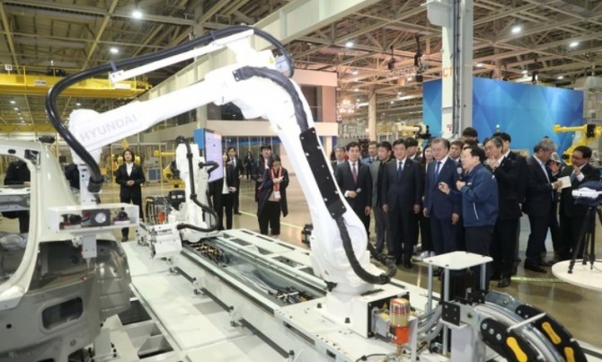 문재인 대통령이 지난해 3월 22일 대구시 달성군 현대로보틱스에서 열린 로봇산업 육성전략보고회에서 제조용 로봇 시연을 관람하고 있다. 사진=뉴시스