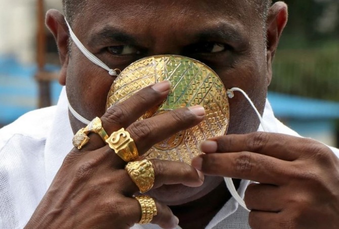골드 마스크를 쓰고 있는 인도 사업가 샨카르 쿠르하드. 사진=로이터