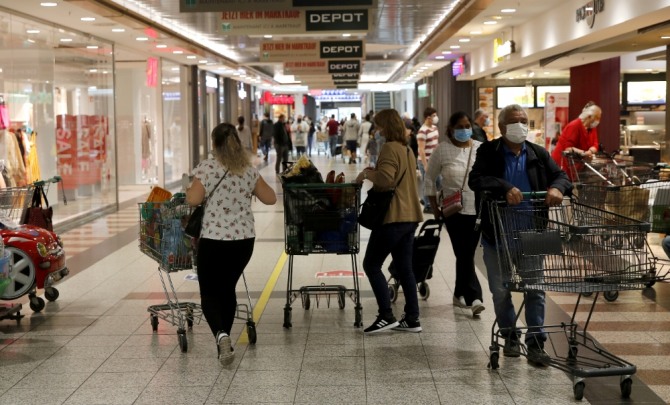 신종 코로나바이러스 감염증(코로나19) 재확산으로 인해 미국 쇼핑객들의 매장 방문이 다시 급감하고 있다. 사진=로이터