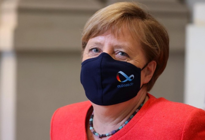 앙겔라 메르켈 독일 총리(사진)가 지난 3일 공식석상에서 처음으로 코로나19 예방 마스크를 착용해 주목을 받았다. 사진= 로이터