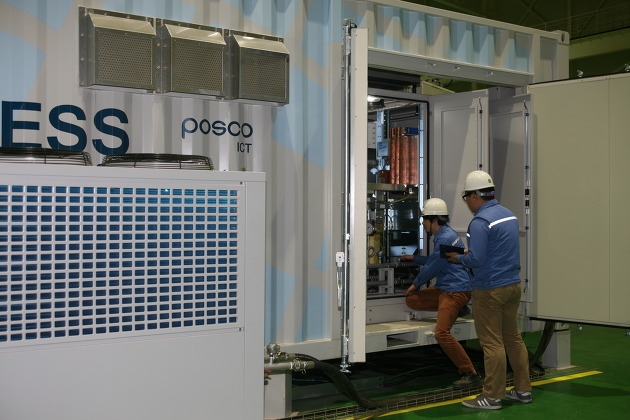 포스코ICT 직원들이 에너지저장시스템(ESS) 설비를 살펴보고 있다. 사진=포스코ICT 홈페이지