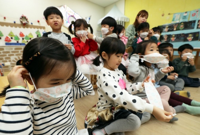 호흡기가 아직 제대로 발달하지 않은 2세 미만 유아에게 마스크를 씌울 경우 질식의 위험이 있다는 전문가들의 의견이 나왔다.사진은 기사의 특정내용과 관계없음.사진=뉴시스