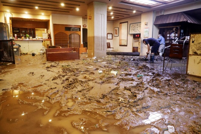 7일 일본 온천 마을로 유명한 유후인(由布院)의 한 호텔의 로비가 물과 진흙으로 가득 찼다. AP/뉴시스