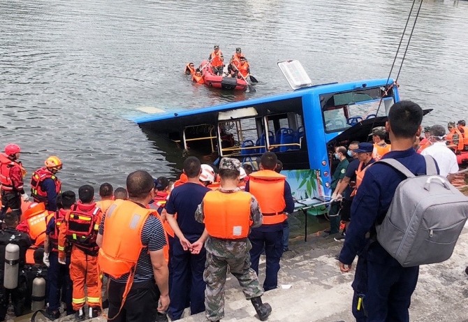 중국 구이저우성 안순에서 7일 대입 수험생 등을 태운 노선버스가 주행 중 훙산호수로 추락, 최소한 21명이 숨지고 17명이 다치는 참사가 일어났다. 신화/뉴시스