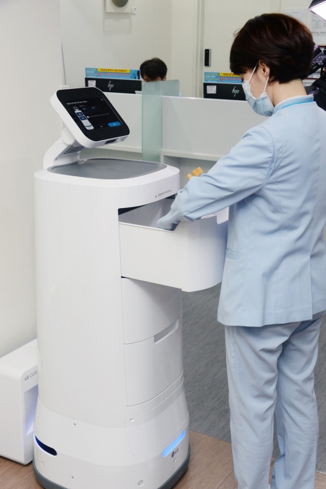 LG전자가 자율주행 서비스 로봇인 ‘LG 클로이 서브봇(LG CLOi ServeBot)’을 정식 출시하며 본격적인 판매를 시작했다. 사진은 서울대학교병원 간호사가 LG 클로이 서브봇(서랍형)을 사용하고 있는 모습. 사진=LG전자 제공