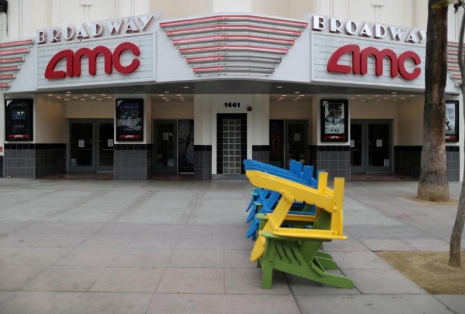 코로나 사태로 인적이 드문 미국 캘리포니아주 산타모니카의 AMC 영화관. 사진=로이터