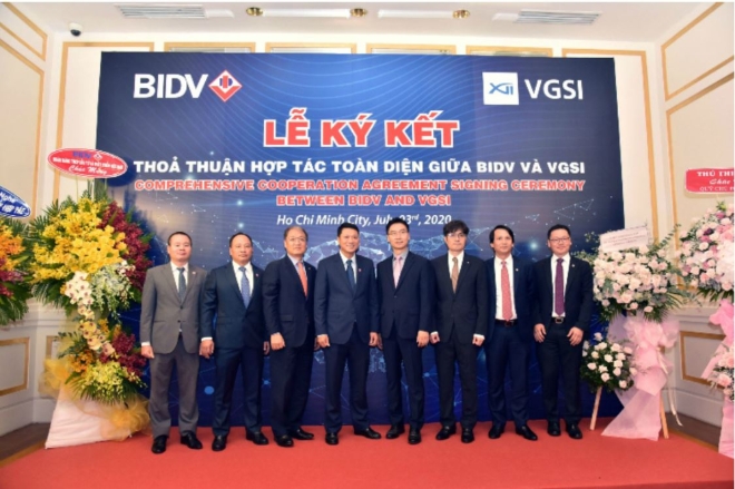 GS건설 베트남법인 VGSI와 베트남투자개발은행(BIDV) 관계자들이 협약식을 마치고 기념사진을 찍고 있다. 사진=doanh nhân