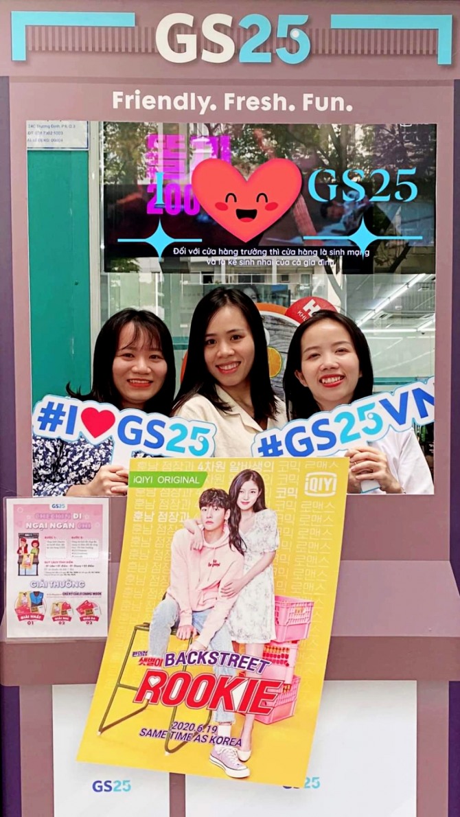 GS25가 드라마 인기로 베트남 점포의 매출이 최근 상승했다고 밝혔다. 사진은 베트남 GS25에 마련된 드라마 '편의점 샛별이' 부스에서 고객들이 인증 사진을 찍고 있는 모습. 사진=GS25