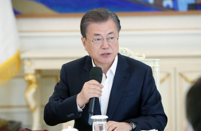 문재인 대통령은 오는 13일 국민 보고대회에서 한국판 뉴딜 종합 계획을 발표할 예정이라고 청와대가 밝혔다.