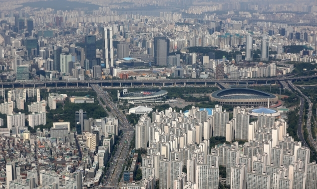 서울 송파구 롯데월드타워에서 바라본 잠실종합운동장 인근 아파트 모습. 사진=뉴시스 