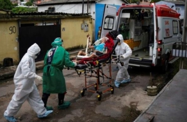 코로나19 환자 운반하는 브라질의 구급차. 세계보건기구(WHO) 산하 범미보건기구(PAHO)는 8월 초까지 브라질의 코로나19 사망자가 8만8,000여 명 수준으로 늘어날 것으로 예상했다.