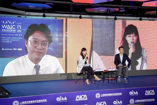 오순영 한글과컴퓨터 CTO(왼쪽)가 지난달 24일 서울시 양재 AI허브센터에서 2020 WAIC 강연을 녹화하고 있다. 사진=한글과컴퓨터