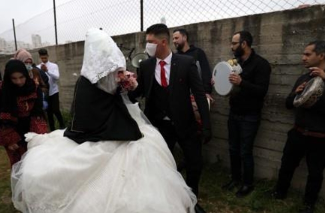 팔레스타인 요르단강 서안에서 코로나19가 급속확산 되는 가운데 헤브론시에서 열린 한 결혼식.