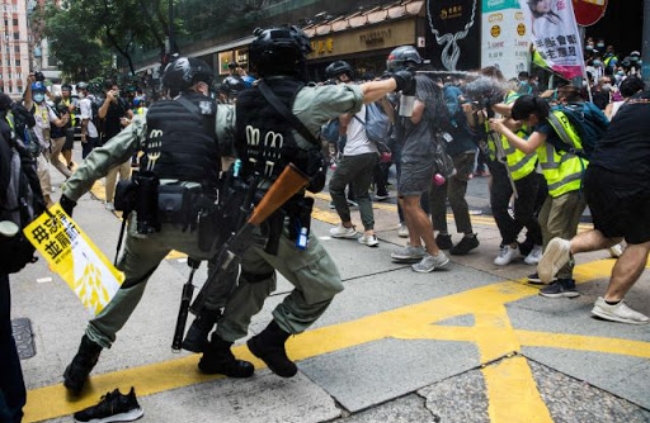 국가보안법에 반대하는 시위 제압에 동원된 홍콩경찰.