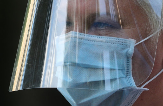 세계보건기구(WHO)는 9일(현지시간) 코로나19의 공기 감염 가능성을 인정했다. 사진은 마스크로 완전무장한 러시아 여성.