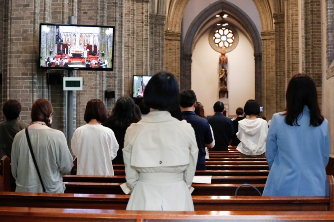 10일 오후 6시부터 교회 내 정규 예배 외의 모임과 행사, 단체 식사가 금지된다.지난 5월 3일 서울 중구 명동성당에서 신도들이 미사를 드리고 있다.사진=뉴시스