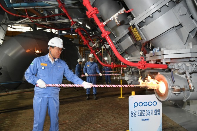 최정우 포스코 회장이 10일 광양제철소 3고로에서 화입을 하고있다. 사진=포스코