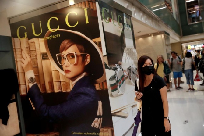 중국인들의 뜨거운 명품 사랑은 코로나19 경제 충격에도 지속되고 있다. 사진=로이터