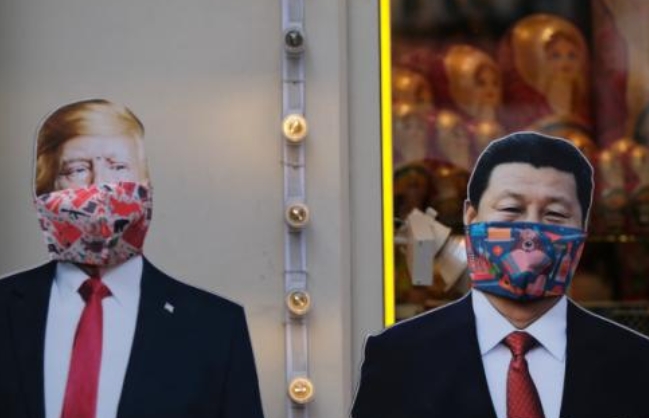 러시아 수도 모스크바의 한 기념품 가게에 설치된 트럼프 미국 대통령(왼쪽)과 마스크를 쓴 시진핑 중국 국가주석(오른쪽)의 패널.