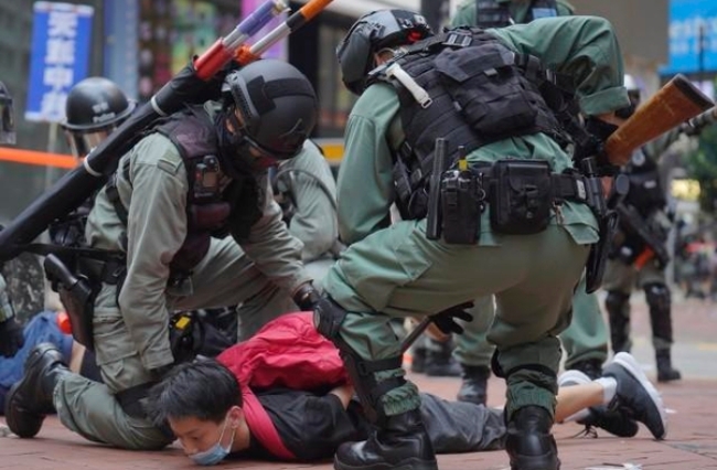 지난달 24일 홍콩 도심 코즈웨이베이에서 중국의 ’홍콩 국가보안법‘ 제정에 반대하는 시위 참가자가 경찰에 체포되고 있다.