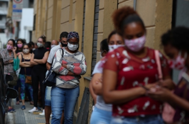 브라질의 신종 코로나바이러스 감염증(코로나19) 누적 사망자가 7만 명을 돌파했다. 사진은 브라질 상파울루 상점가에 모여든 시민들.
