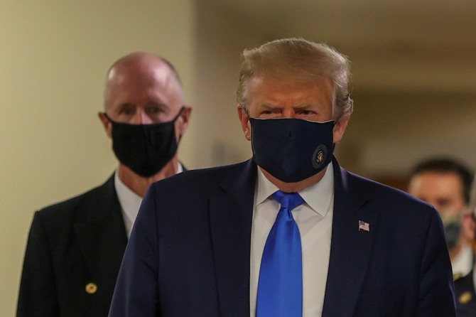 도널드 트럼프 미국 대통령이 11일(현지시간) 군 의료시설을 방문하며 마스크를 쓰고 나타난 모습. 사진=로이터/연합뉴스