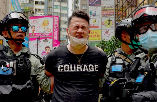 홍콩의 번화가 코즈웨이 베이에서 중국의 ‘국가보안법’ 반대 시위 참가자가 경찰에 연행되고 있다.
