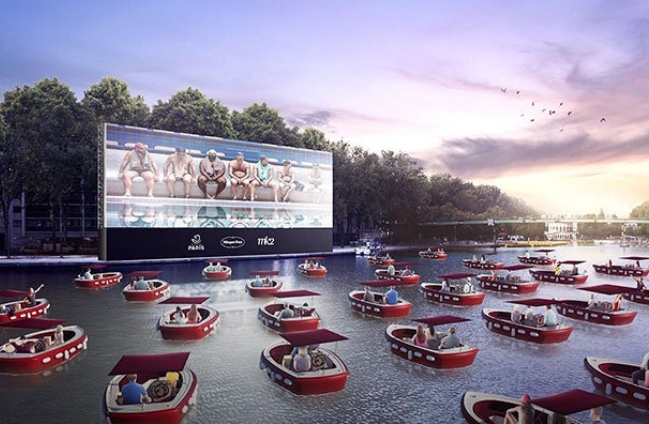 프랑스 센강 주변에서 매년 여름 열리는 ‘파리 플라주’ 행사에 등장한 수상 영화관.