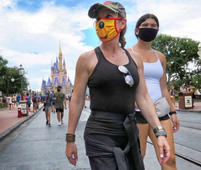 11일(현지시간) 미국 플로리다주 디즈니 월드 테마파크에서 사람들이 마스크를 착용하고 있다.사진=뉴시스
