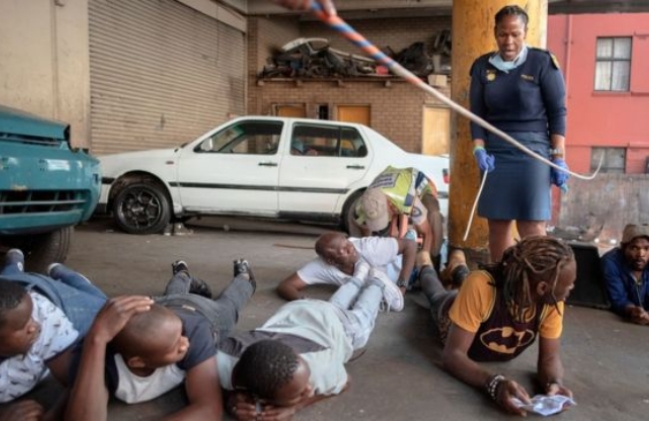남아프리카공화국에서 코로나1919 확산방지를 위해 재도입한 ‘금주령’을 위반한 사람들을 경찰이 체포하고 있다.