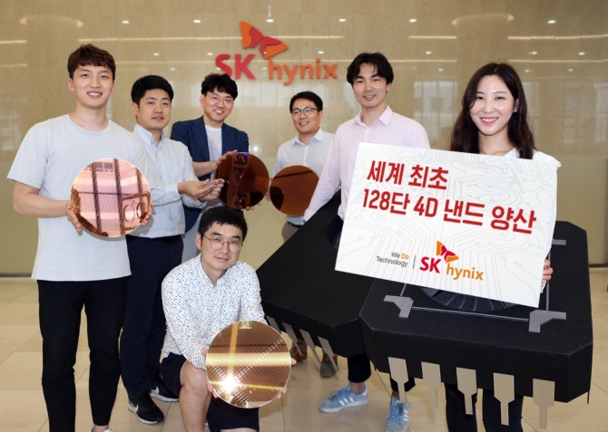 SK하이닉스 직원들이 지난해 6월 세계 최초의 128단 4D 낸드 제품을 소개하고 있다. 사진=SK하이닉스 