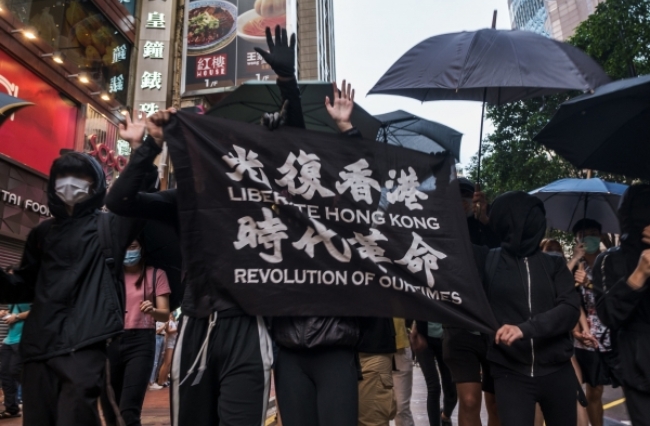홍콩의 시민들이 국가보안법 항의의 뜻을 나타내는 ‘광복 홍콩, 시대 혁명 (홍콩을 해방하라, 지금이 혁명의 때)란 구호가 적힌 현수막을 들고 행진하고 있다.