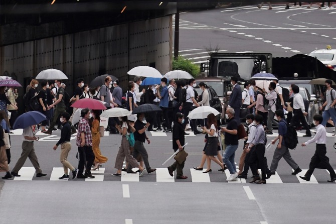10일 일본 도쿄에서 코로나19 확산을 막기 위해 마스크를 쓴 사람들이 건널목을 건너고 있다. AP/뉴시스