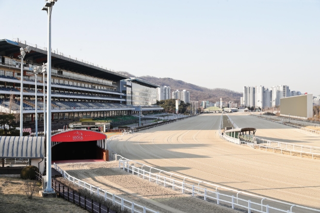 경기 과천 한국마사회 서울경마공원이 코로나19로 폐쇄돼 주말에도 텅 빈 모습을 보이고 있다. 사진=한국마사회  