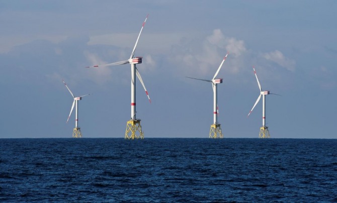전세계로 계속 확장되고 있는 해상 풍력 발전소는 주로 재생 가능한 에너지원에서 전기를 얻기 위한 지속 가능한 해양 기반 투자의 핵심분야다. 사진=로이터 