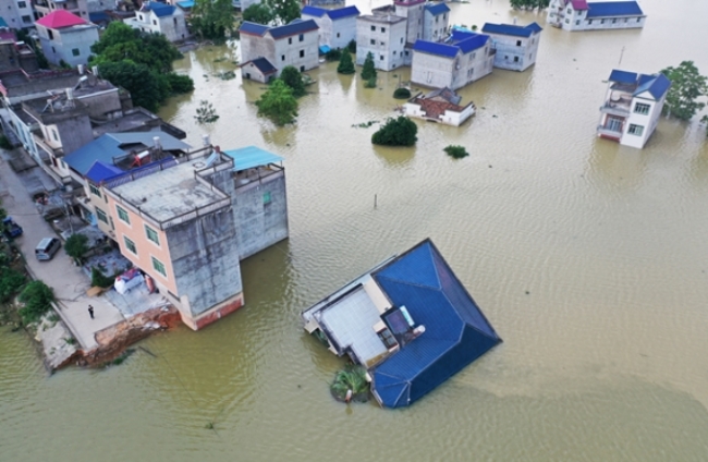 중국 최대의 담수호인 장시성의 포양호 주변 마을이 폭우로 물에 잠겨 있다.