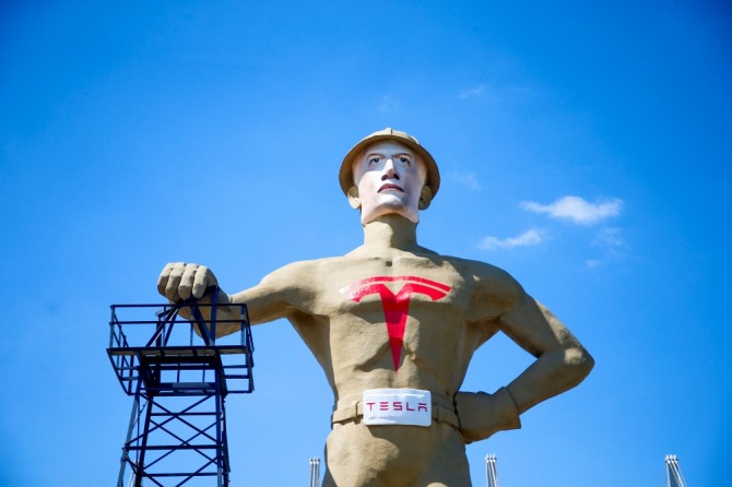 석유산업 본고장 가운데 하나인 털사에 있던 석유채굴을 하는 25미터짜리 노동자 동상이 테슬라 팬클럽의 손질로 머스크의 동상으로 바뀌었다. 사진=로이터