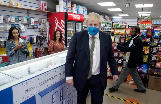 보리슨 존슨 영국 총리가 10일(현지시간) 마스크를 쓰고 잉글랜드 억스브리지의 한 상점을 방문하고 있다. 뉴시스