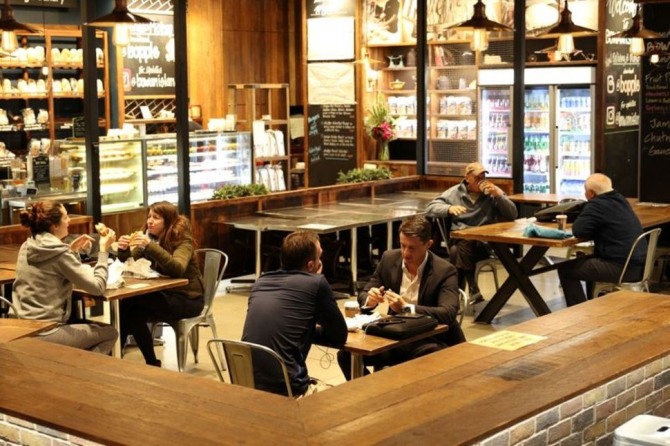 지난 5월 15일(현지시간) 영업을 재개한 호주 시드니의 한 카페에서 손님들이 정부의 방역 지침에 따라 간격을 유지한 채 앉아 있다. 사진=로이터
