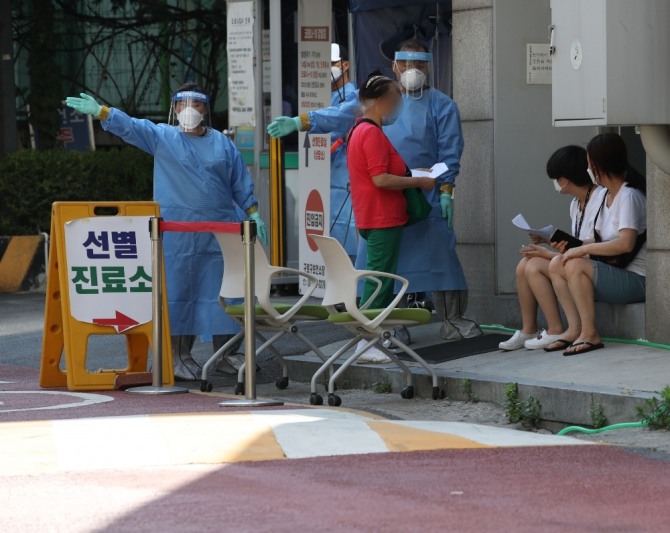 시민들이 의료기관 선별진료소에서 코로나19 검사를 받기 위해 대기하고 있다. 사진=뉴시스