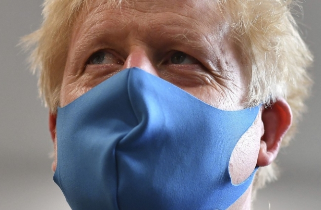 보리스 존슨 영국 총리가 13일(현지시간) 마스크를 착용한 채 런던 구급차 서비스 본부를 방문하고 있다.